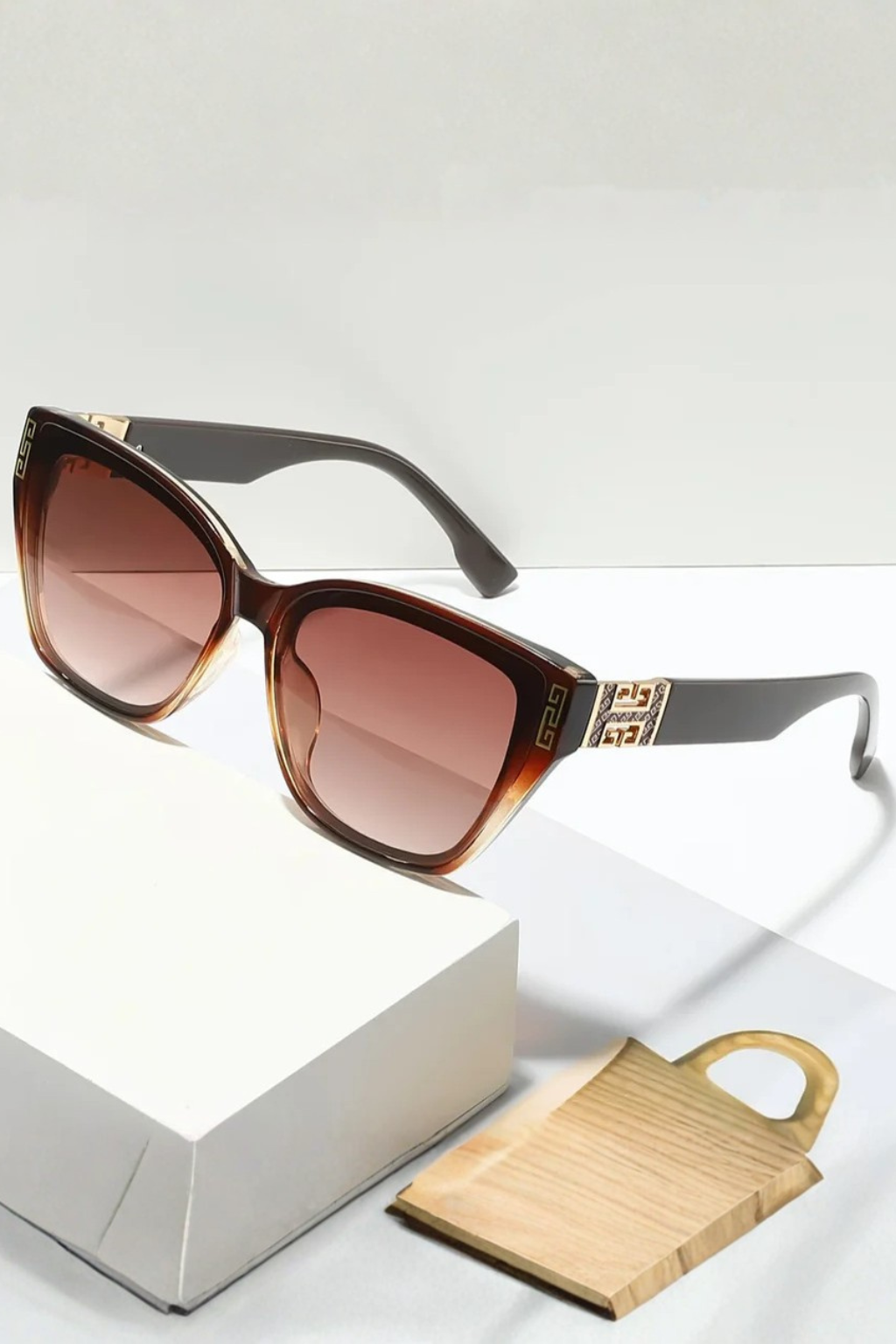 Lunettes de Soleil Femme Forme Œil de Chat et Finition Dorée aux Temples