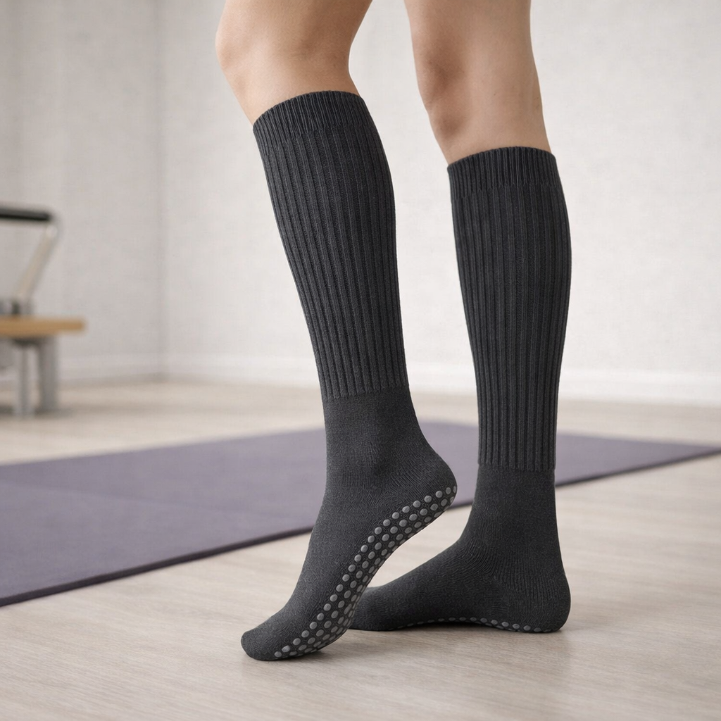 Chaussettes de Pilates Hautes en Coton et Nylon avec Semelle Antidérapante pour Femme