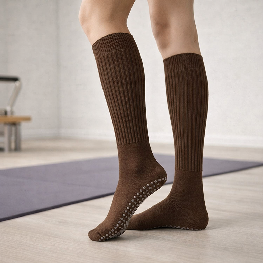 Chaussettes de Pilates Hautes en Coton et Nylon avec Semelle Antidérapante pour Femme