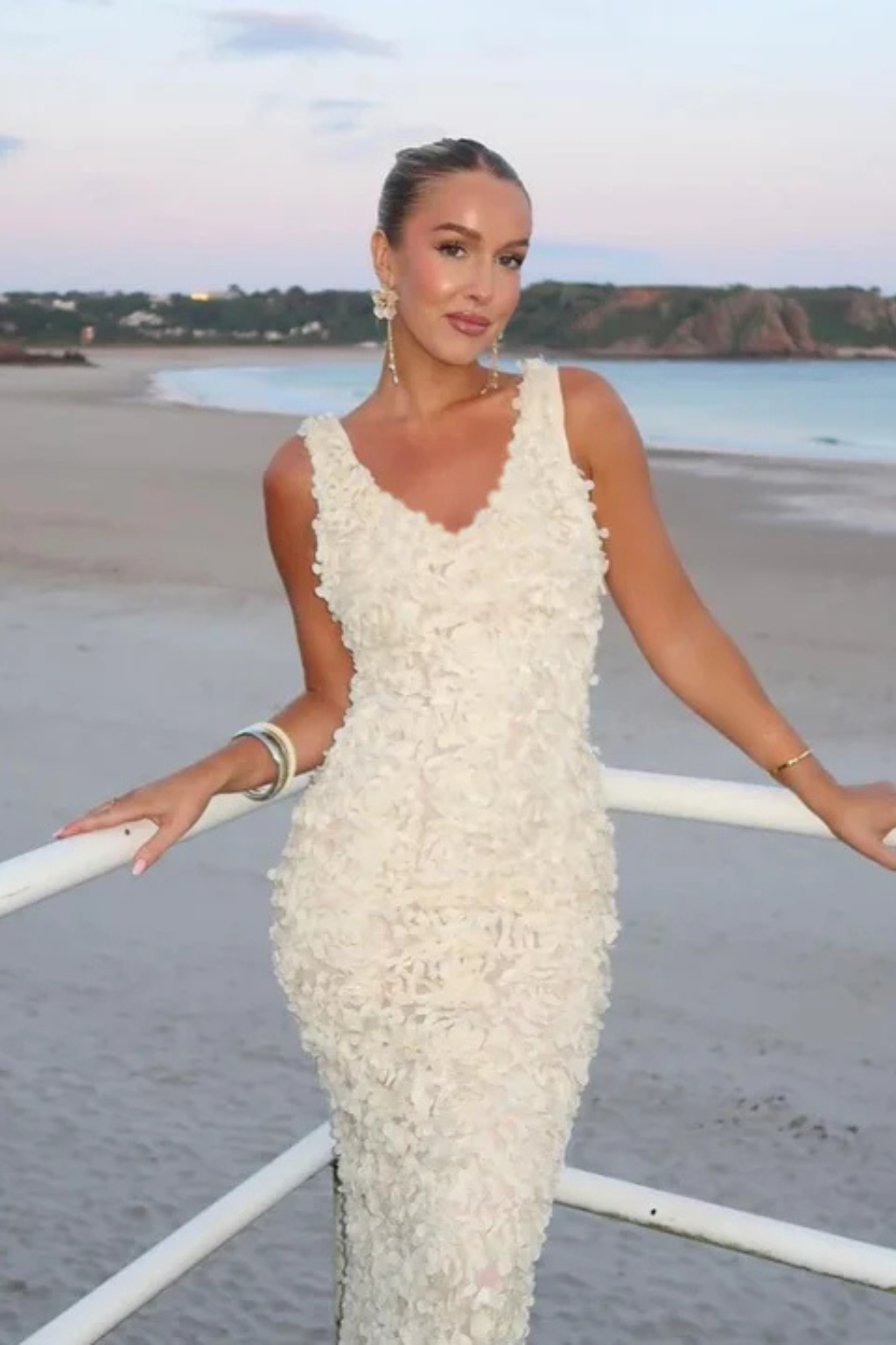 Rochie de cocktail mini cu textură florală în relief și decolteu în V fără mâneci