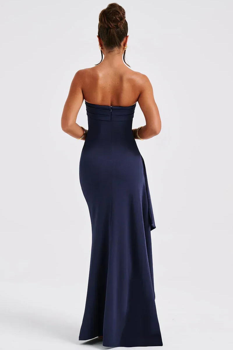 Rochie de nuntă lungă, croială conică, cu umeri goi și fustă cu șliț