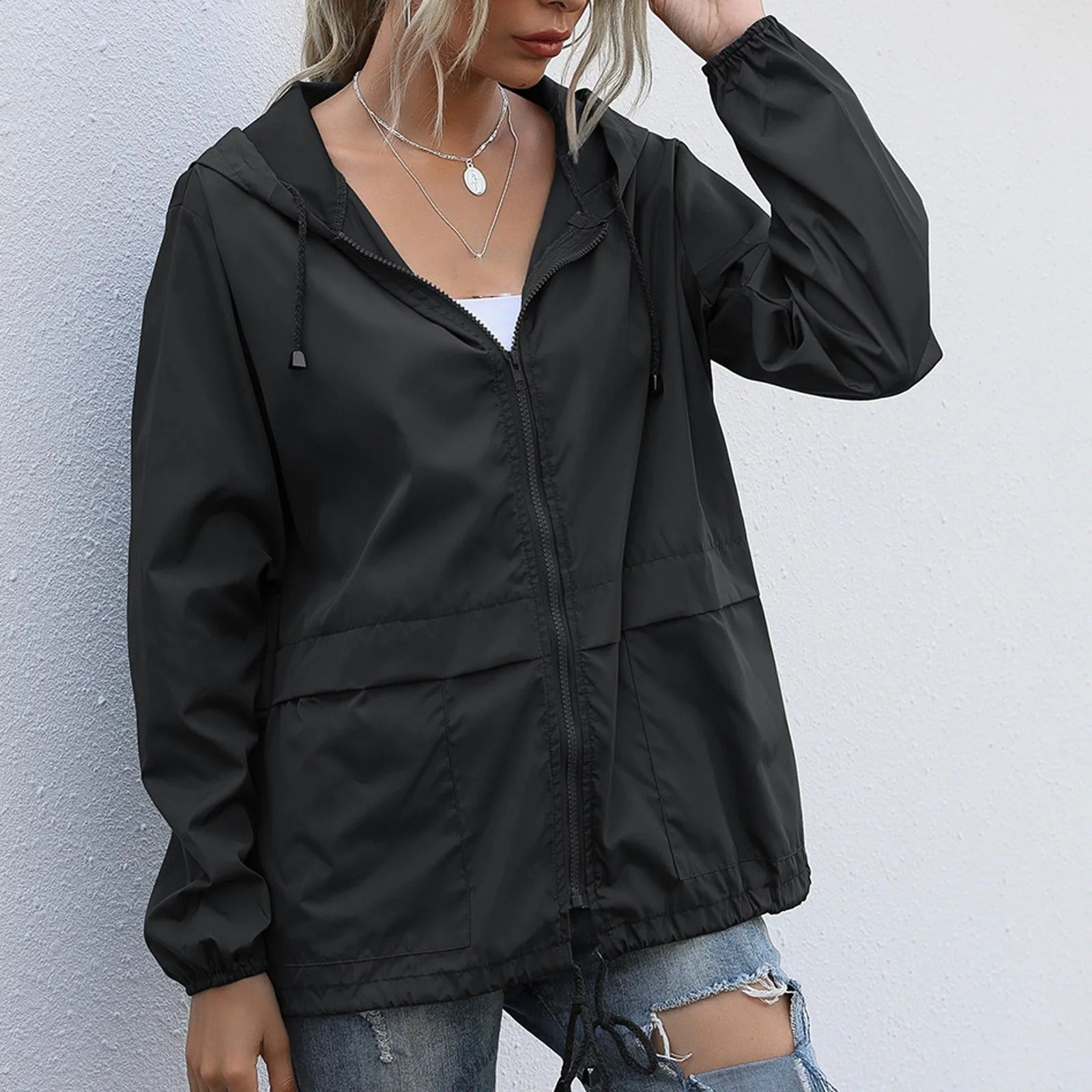 Chaqueta ligera impermeable con capucha para mujer, cómoda para uso diario y actividades al aire libre.