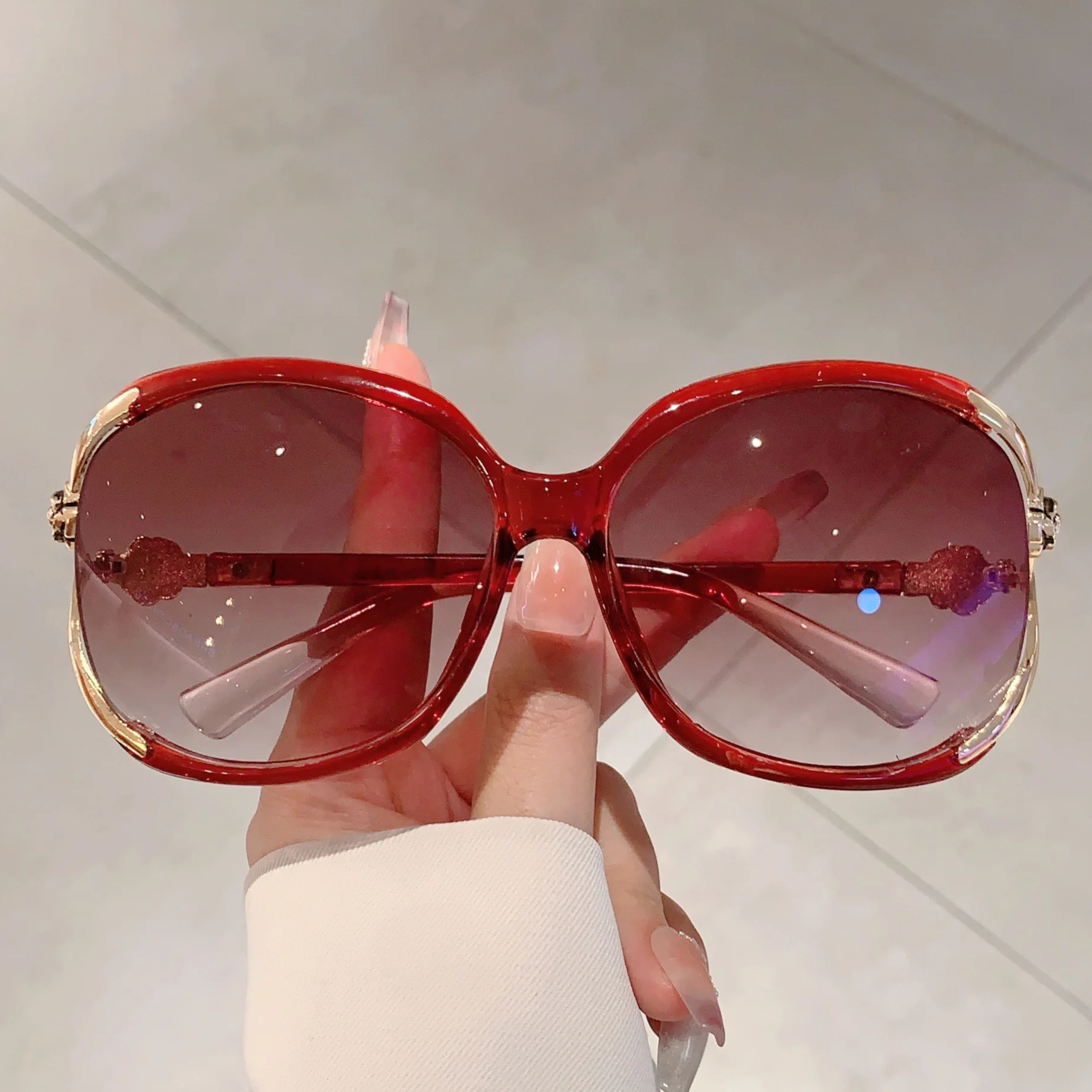 Occhiali da Sole di Lusso con Montatura Larga, Cerniere Rosa e Lenti Antiriflesso