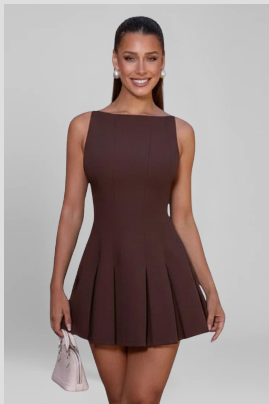 Rochie de cocktail scurtă fără mâneci, cu fustă plisată și decolteu larg