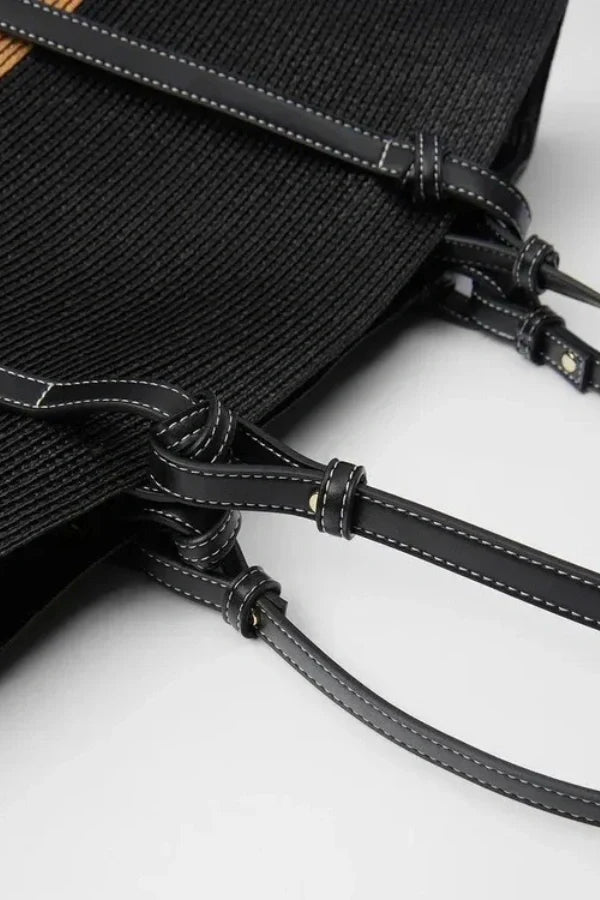 Bolso tote de paja trenzada con bandolera desmontable y acabados en cuero