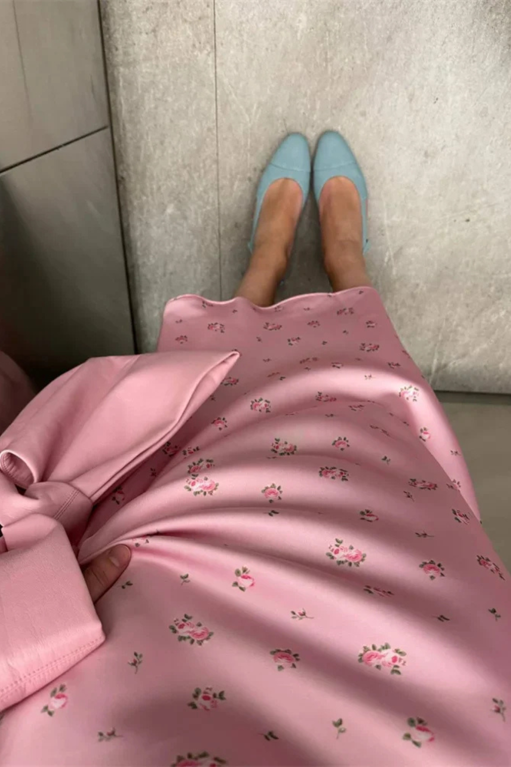 Jupe Satinée Fleurie Évasée à Taille Haute et Finition Brillante Masculine
