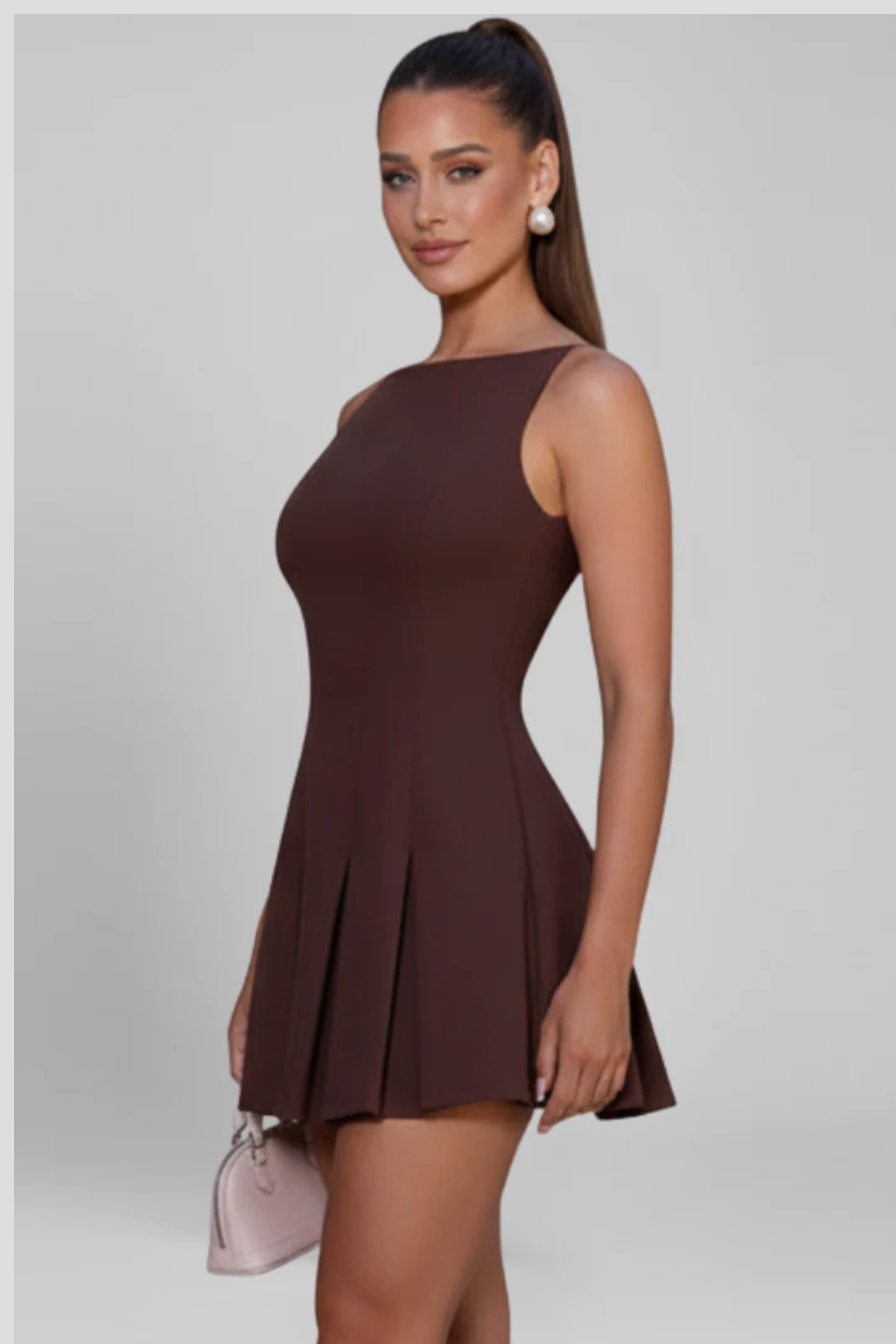 Rochie de cocktail scurtă fără mâneci, cu fustă plisată și decolteu larg