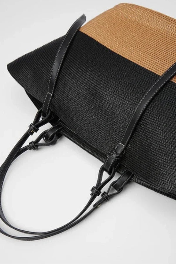Bolso tote de paja trenzada con bandolera desmontable y acabados en cuero