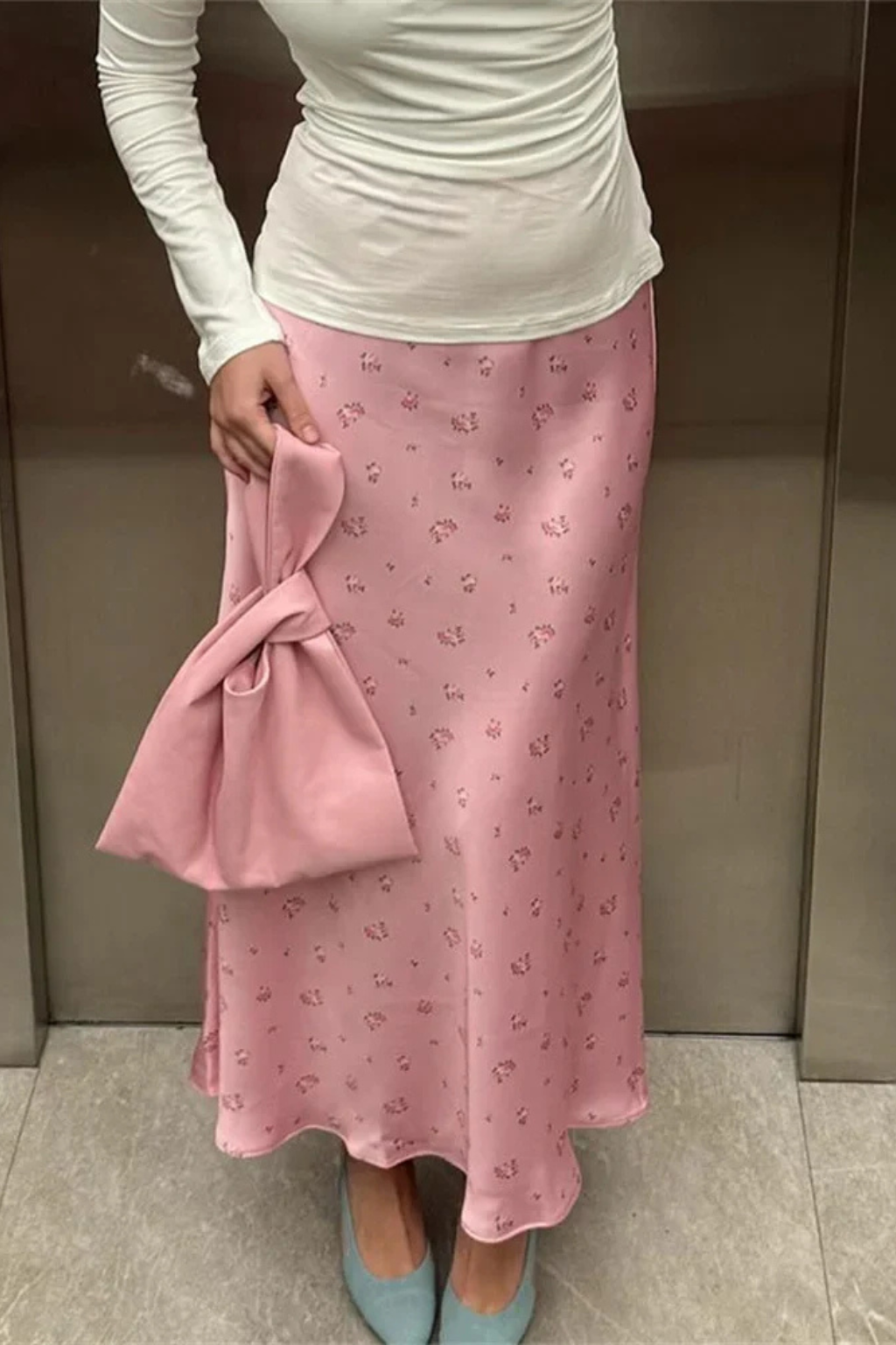 Jupe Satinée Fleurie Évasée à Taille Haute et Finition Brillante Masculine