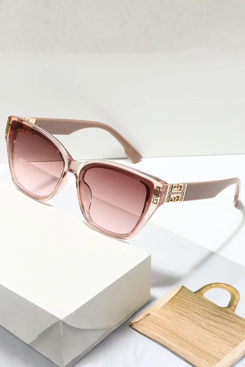 Lunettes de Soleil Femme Forme Œil de Chat et Finition Dorée aux Temples