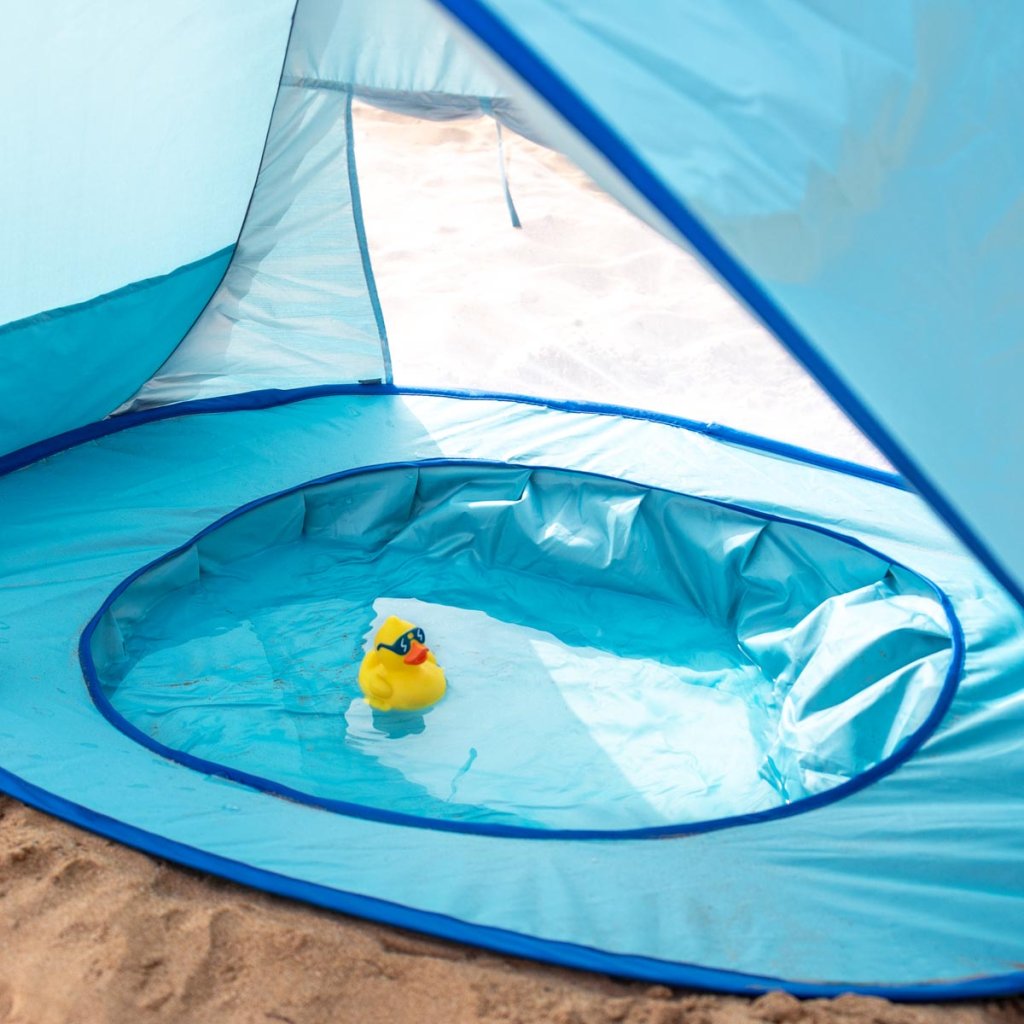 Tienda de playa para bebé con piscina integrada y protección solar