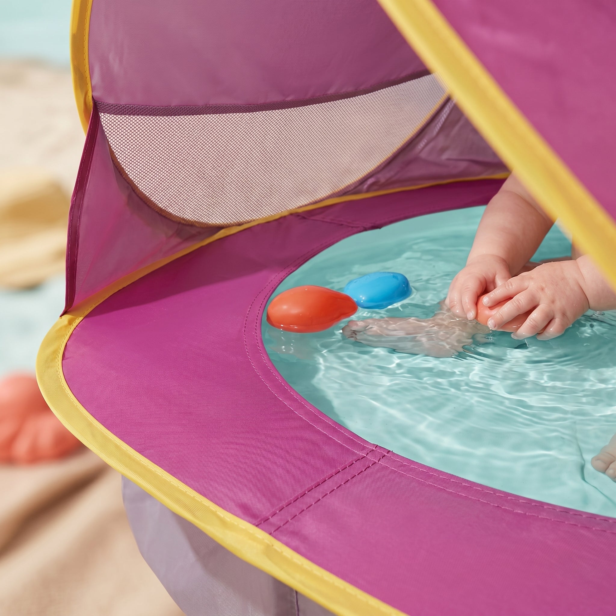 Tienda de playa para bebé con piscina integrada y protección solar