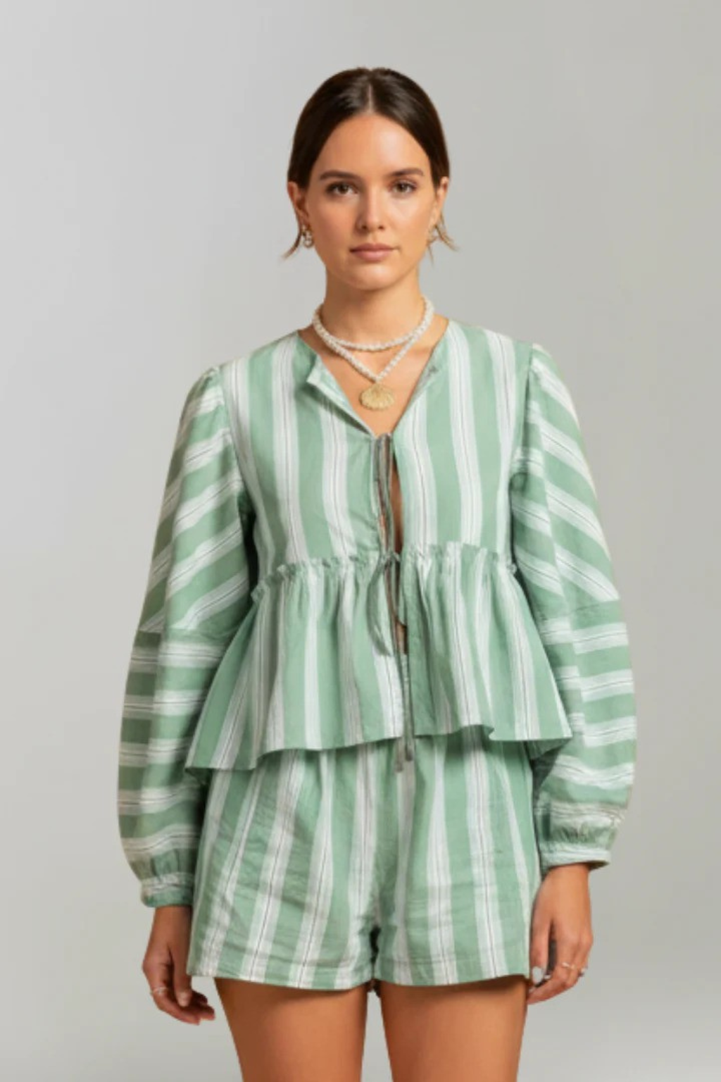 Conjunto Duas Peças para Mulher com Camisa com Peplum e Short Listrado
