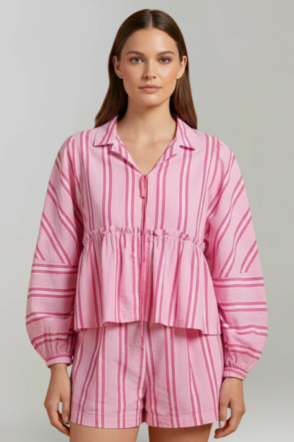Conjunto Duas Peças para Mulher com Camisa com Peplum e Short Listrado