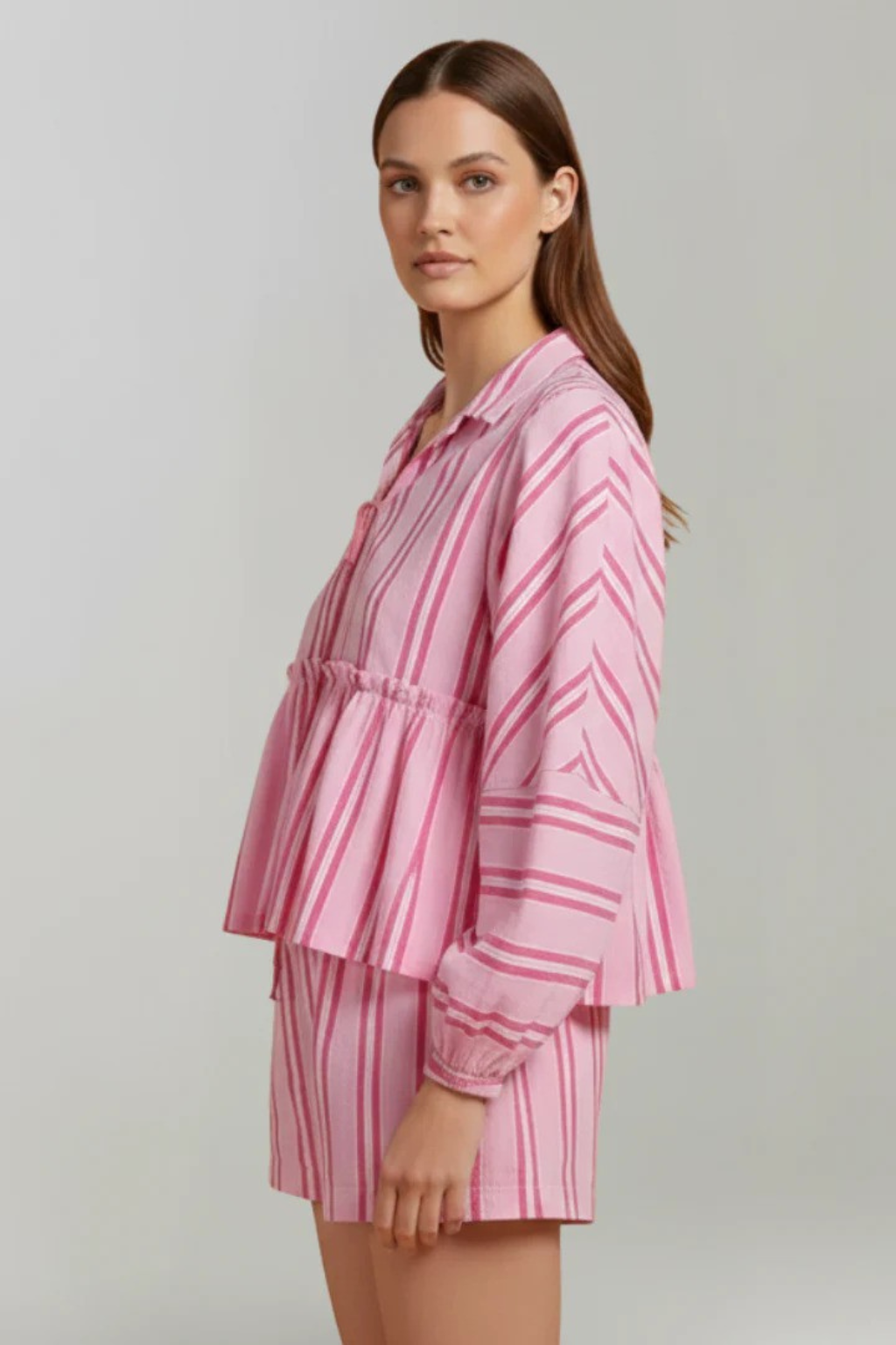 Conjunto Duas Peças para Mulher com Camisa com Peplum e Short Listrado