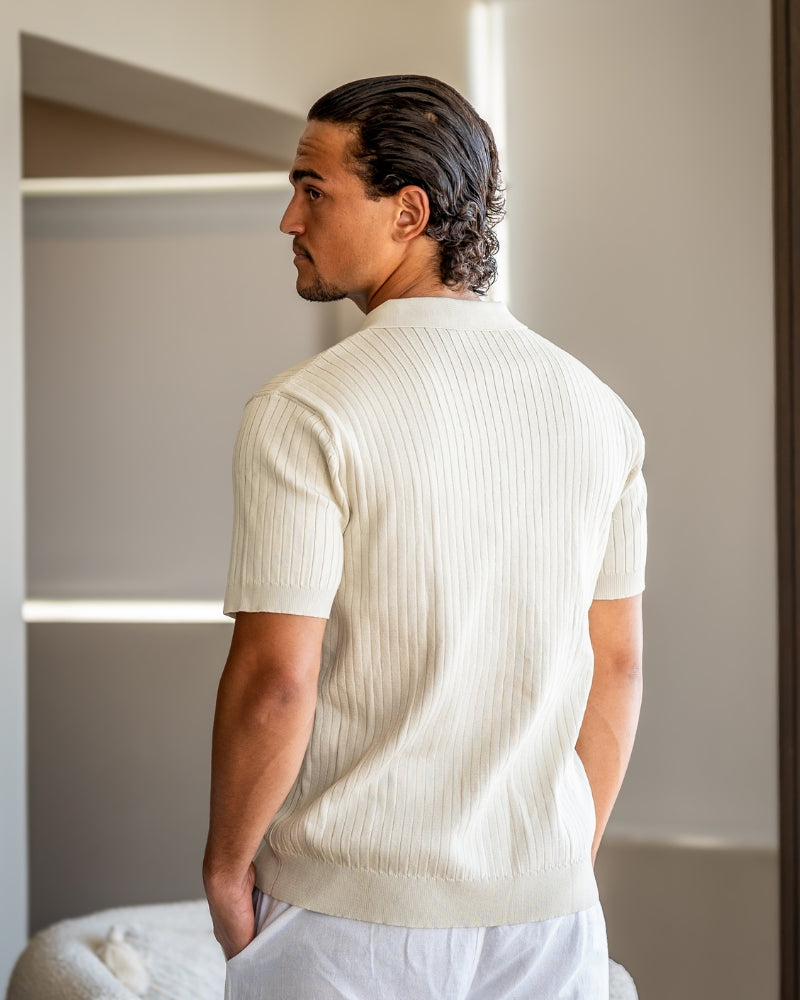 Pánské polo z žebrovaného úpletu s krátkými rukávy a otevřeným límečkem, slim fit