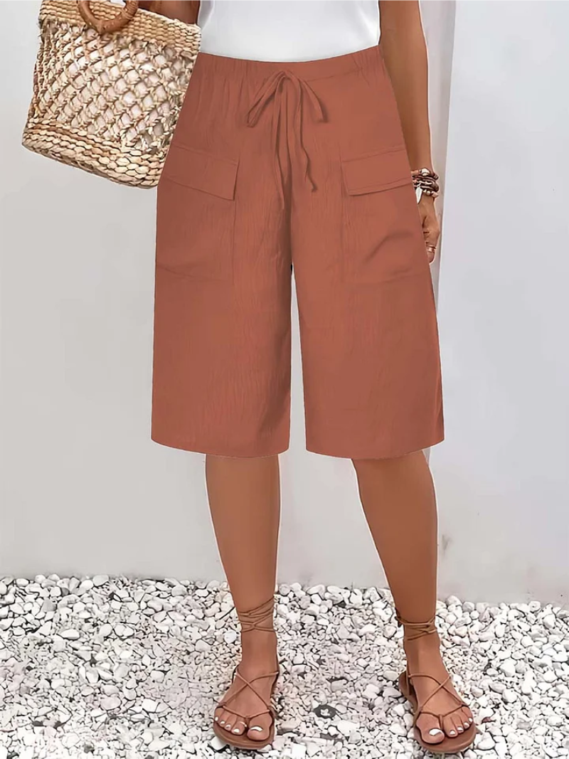 Short feminino com cintura elástica, cordão e bolsos funcionais