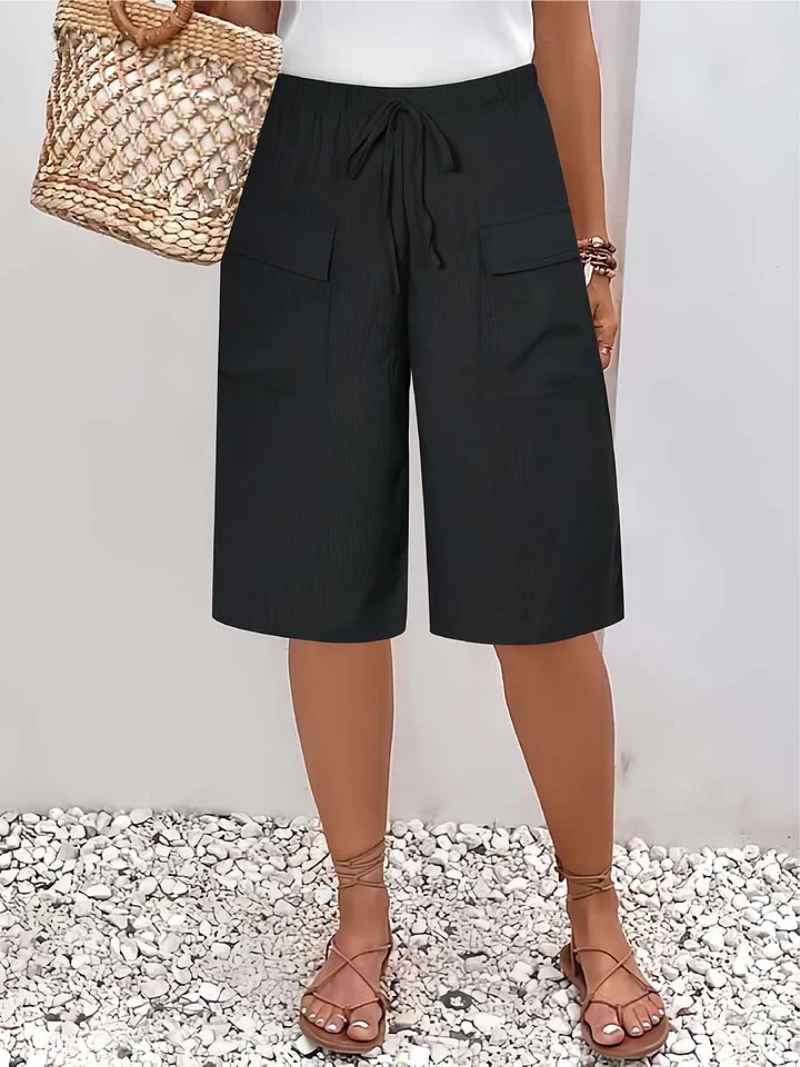 Short feminino com cintura elástica, cordão e bolsos funcionais