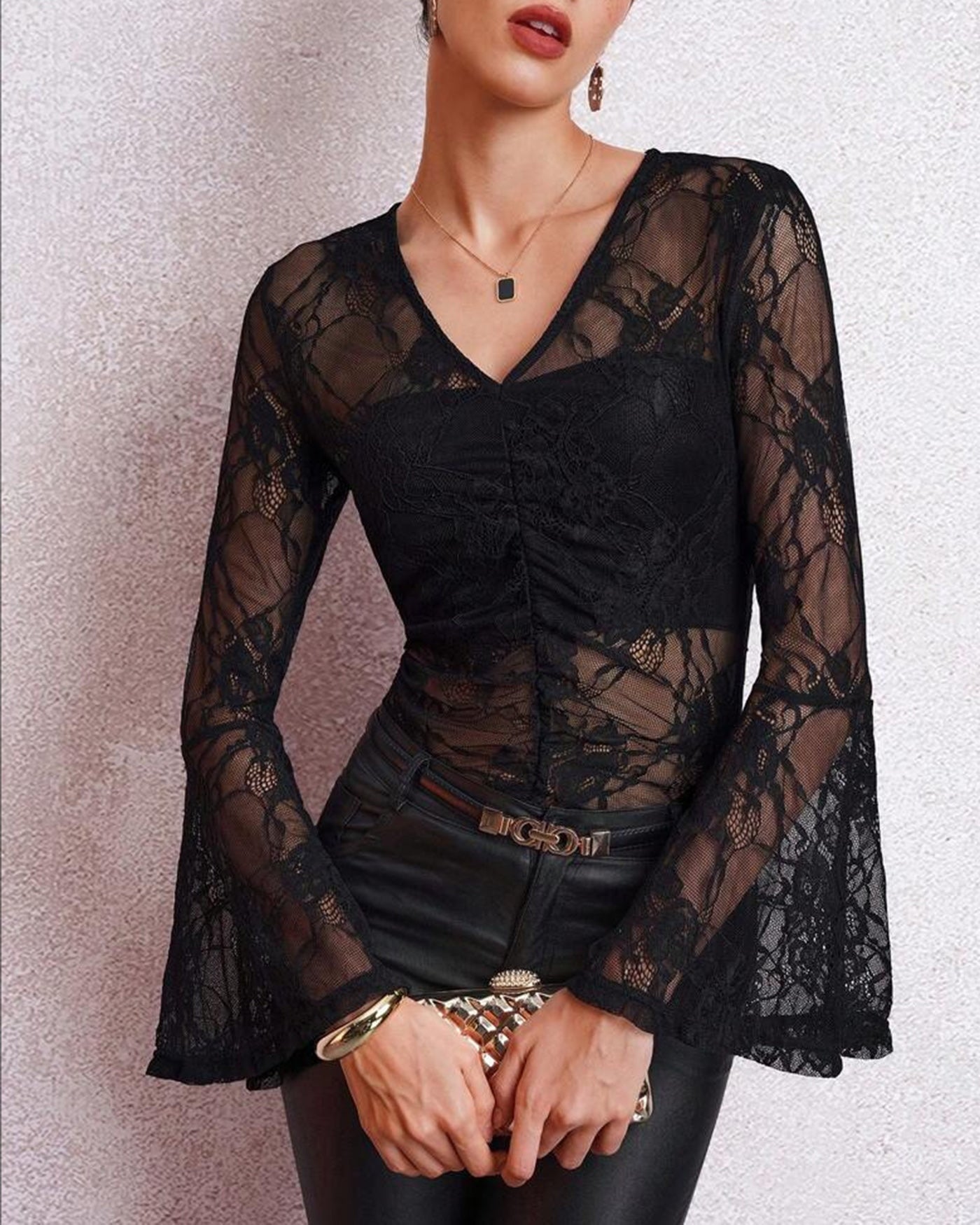Top de Encaje Floral con Escote en V y Mangas Campana