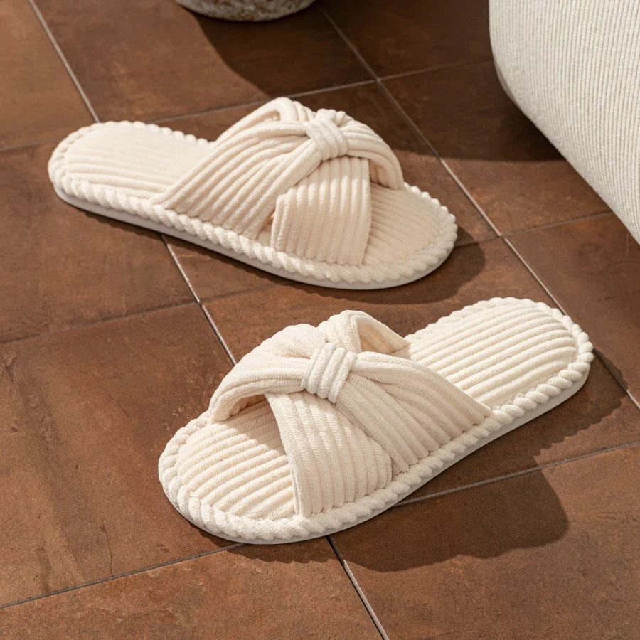 Chaussons en velours côtelé pour femmes — détente à la maison
