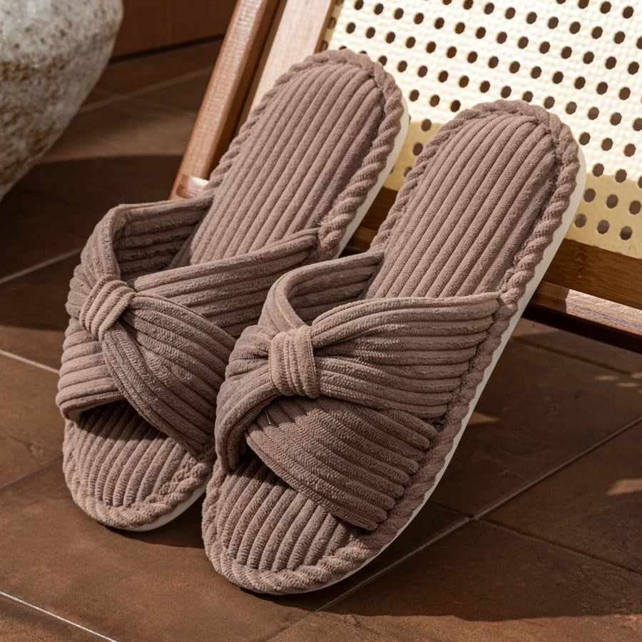 Chaussons en velours côtelé pour femmes — détente à la maison