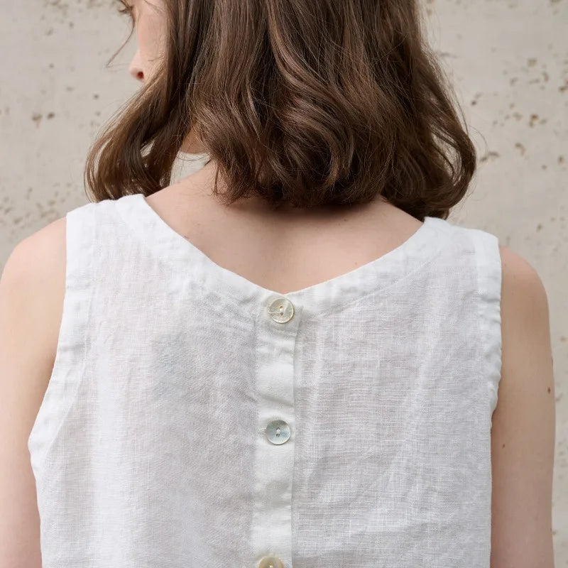 Haut court en lin pour femme avec coupe asymétrique — plage