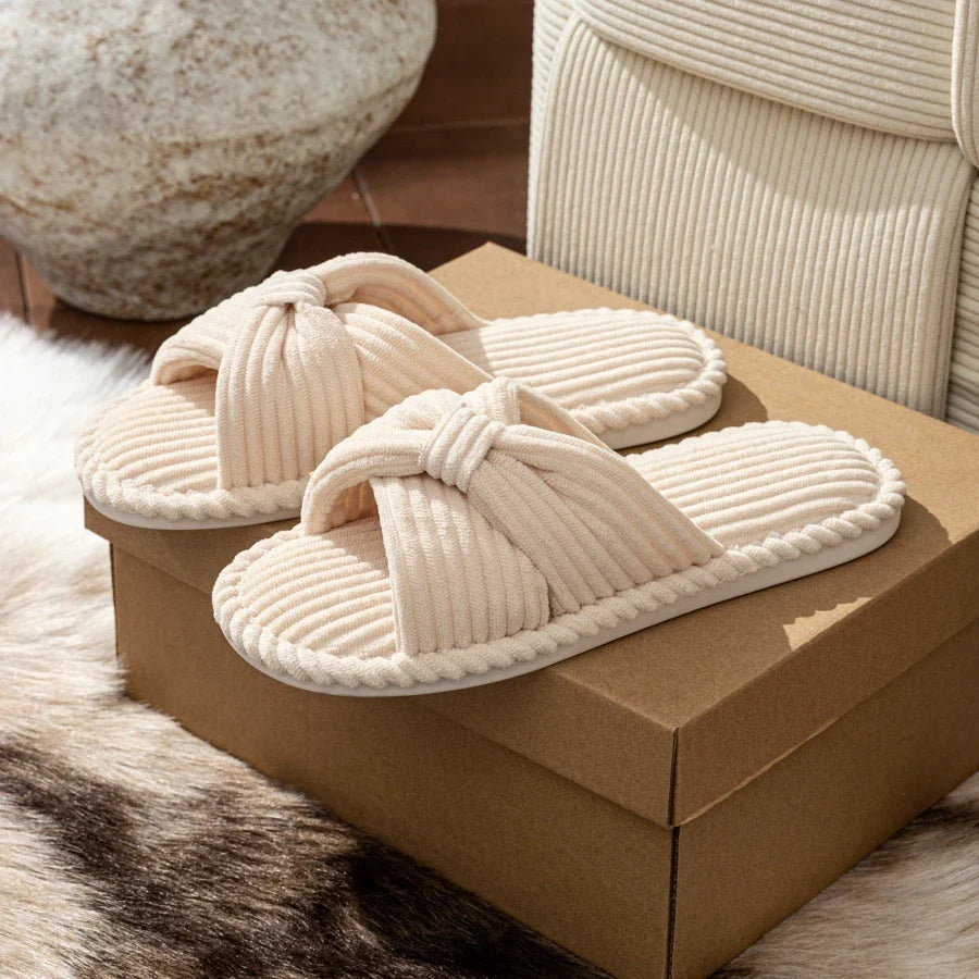 Chaussons en velours côtelé pour femmes — détente à la maison