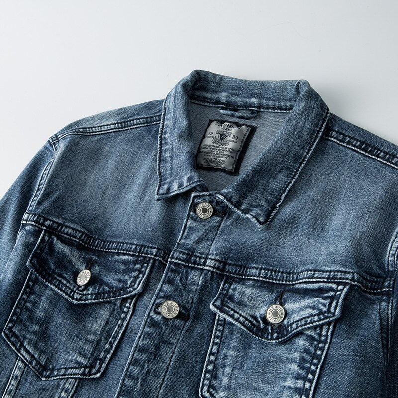Damejakke i denim til hverdagsbrug med skjortekrave, knaplukning og klassisk snit