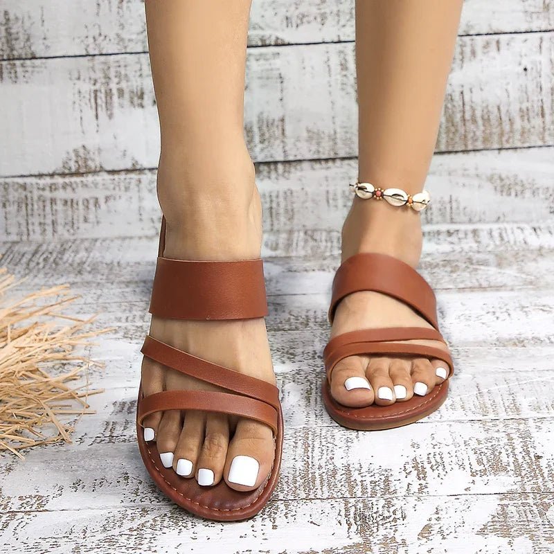 Sandali bassi da donna con cinturini incrociati — casual — estate