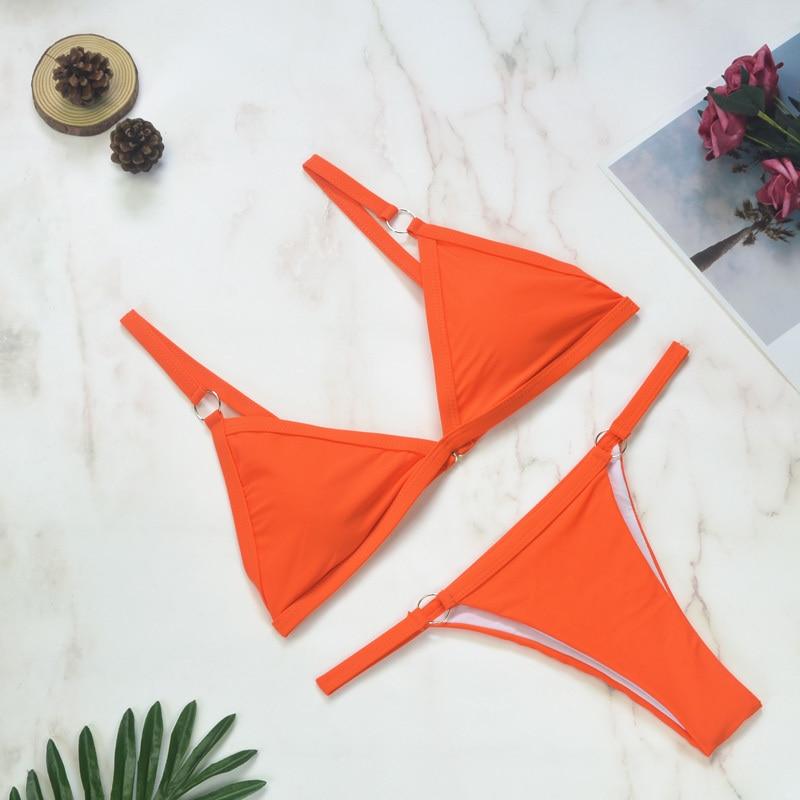 Bikini-sæt med trekantsformede skåle, justerbare stropper og ringdetaljer