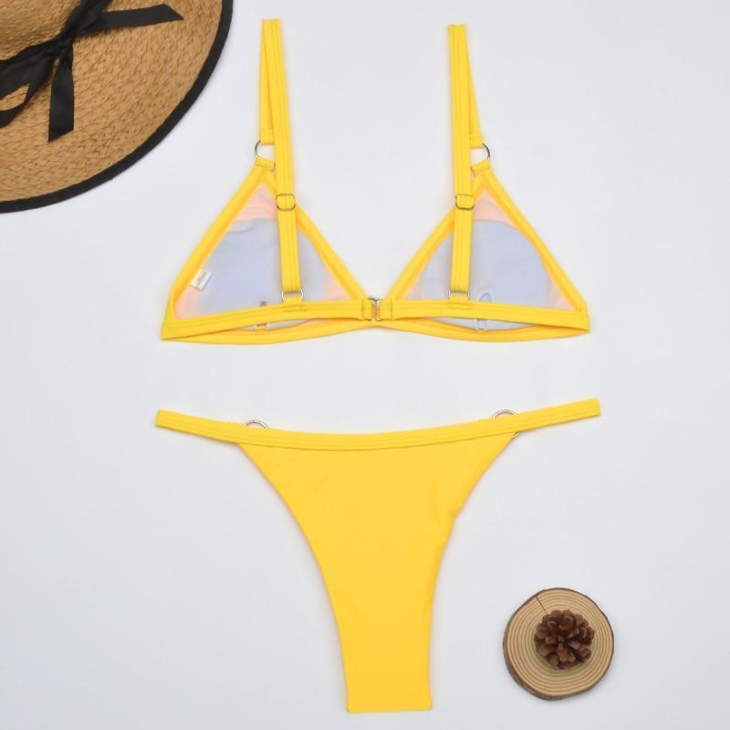 Bikini-sæt med trekantsformede skåle, justerbare stropper og ringdetaljer