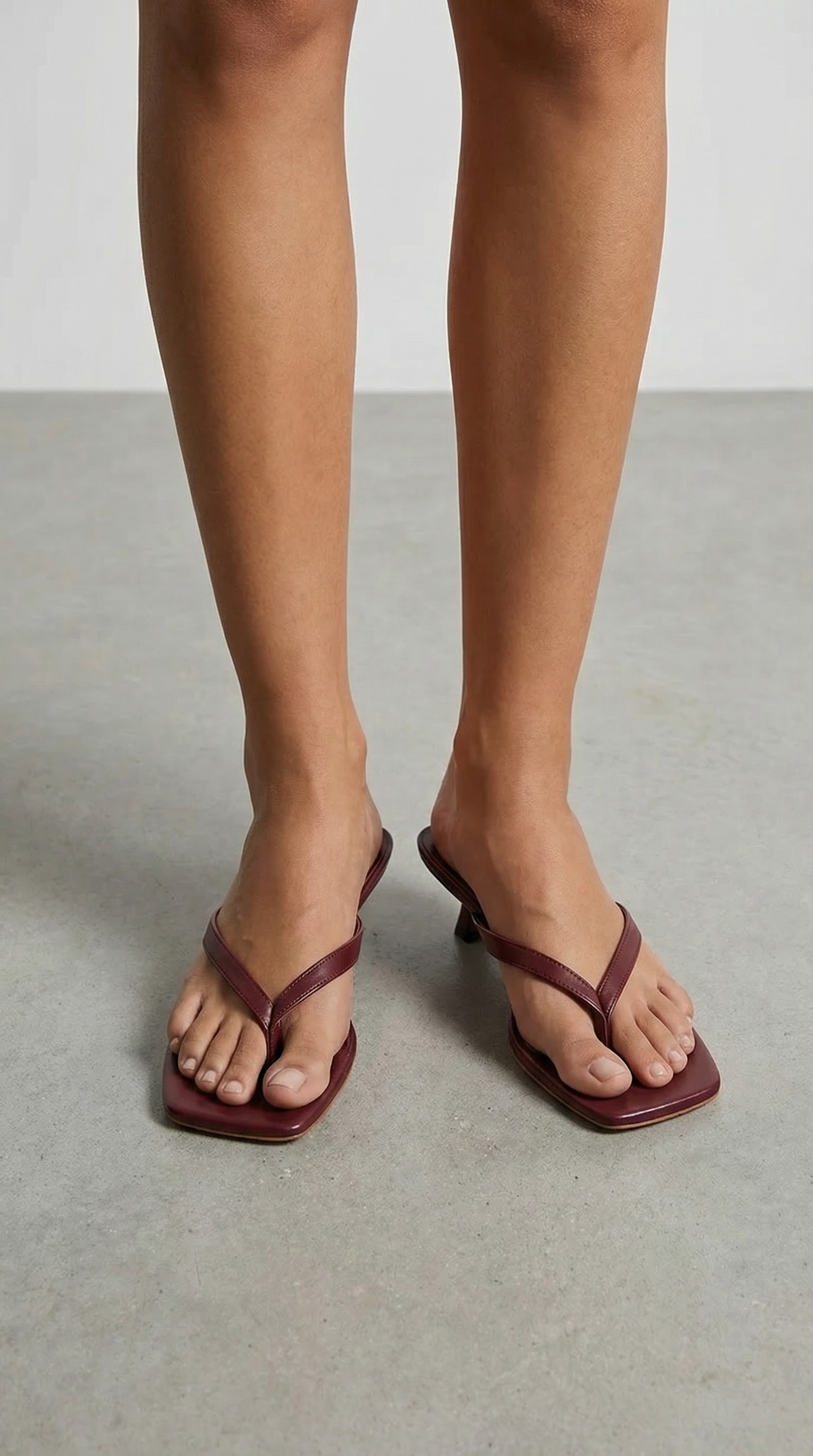 Tongs à Talons Bas et Bout Carré pour Femme Design Minimaliste en Simili Cuir