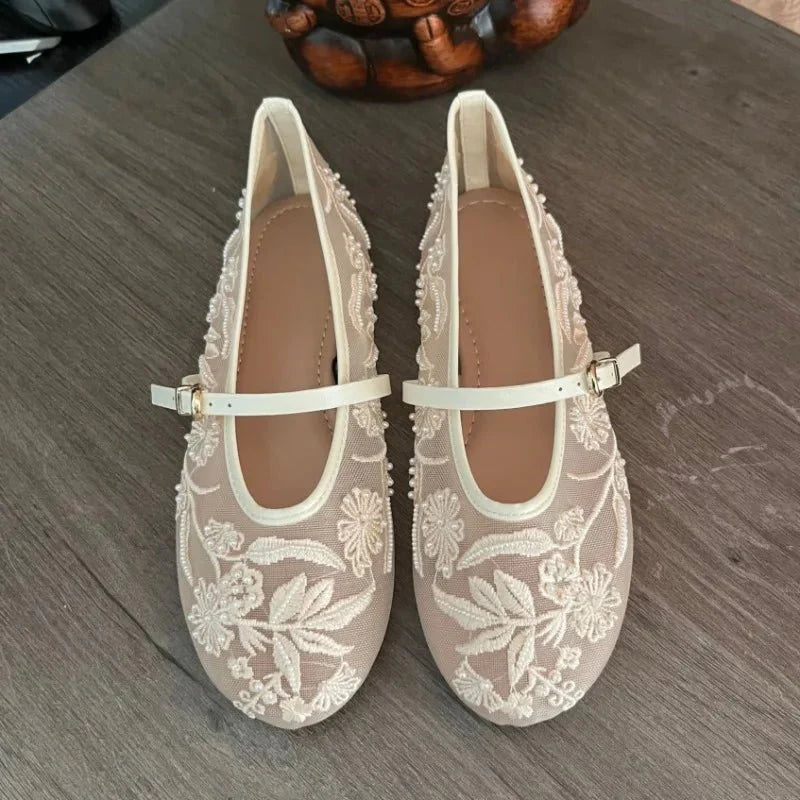 Sapatos Mary Jane em Malha Bordada com Pérolas e Tira Ajustável para Mulher