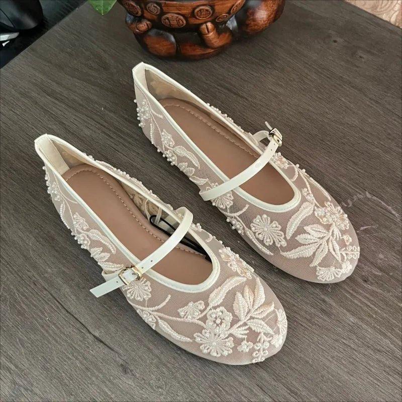 Sapatos Mary Jane em Malha Bordada com Pérolas e Tira Ajustável para Mulher