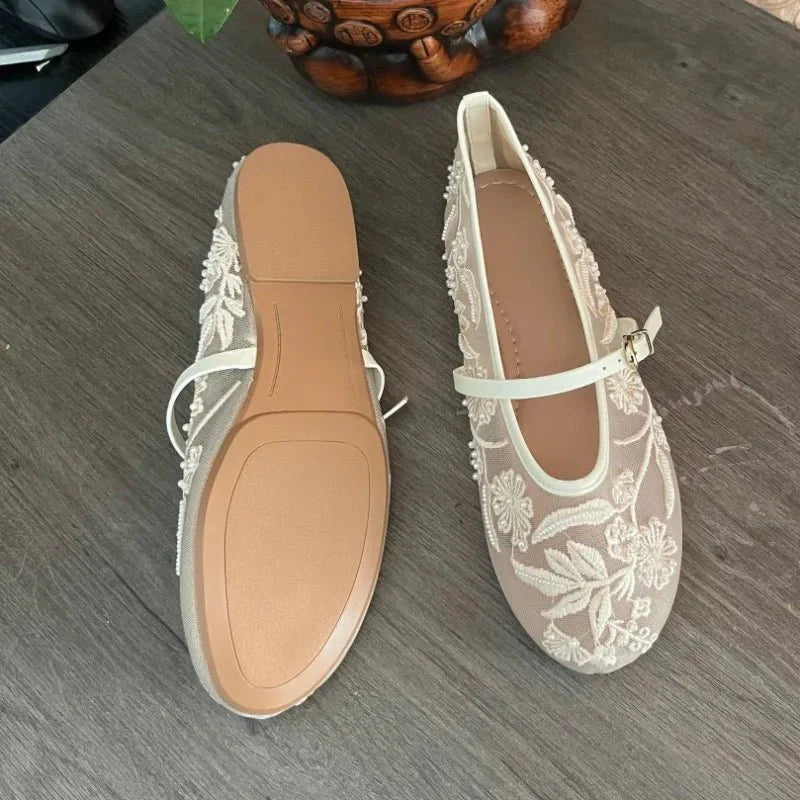 Sapatos Mary Jane em Malha Bordada com Pérolas e Tira Ajustável para Mulher