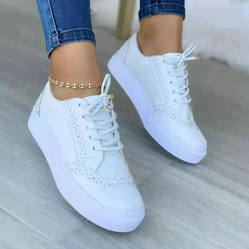Sneakers donna con lacci — suola platform e dettagli traforati