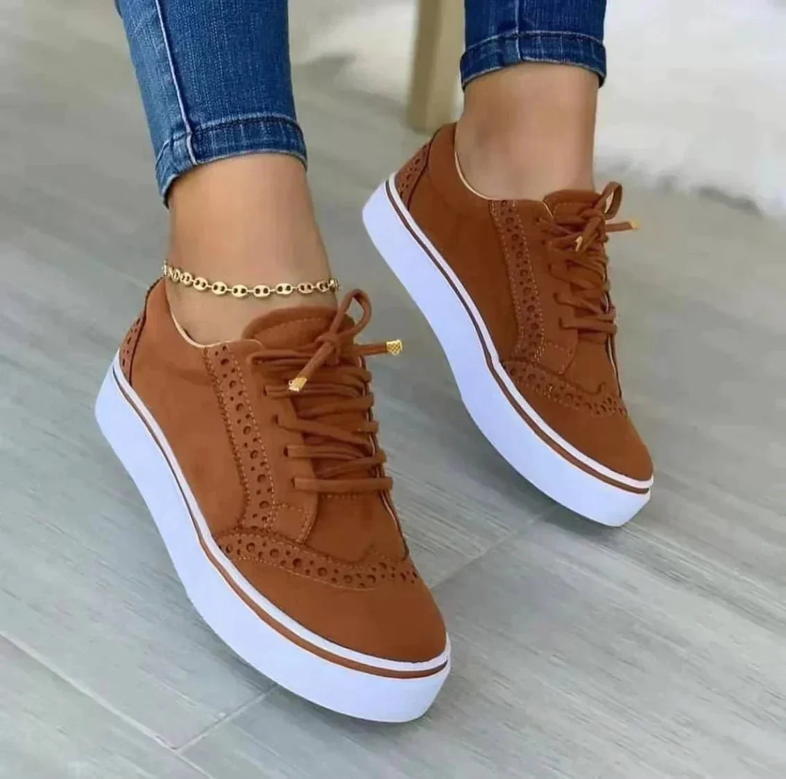 Sneakers donna con lacci — suola platform e dettagli traforati