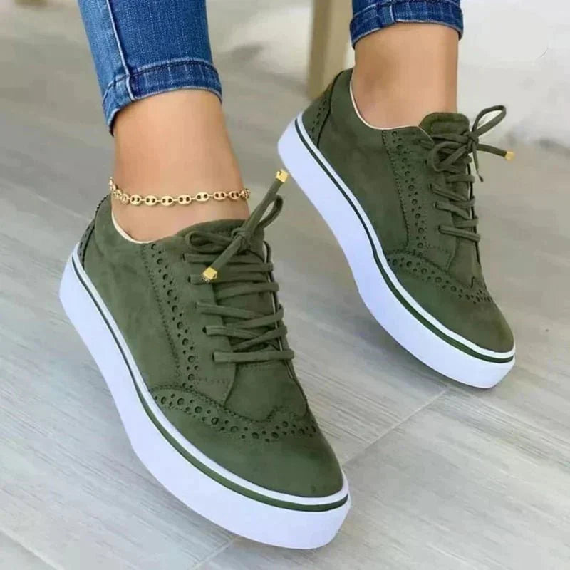 Sneakers donna con lacci — suola platform e dettagli traforati