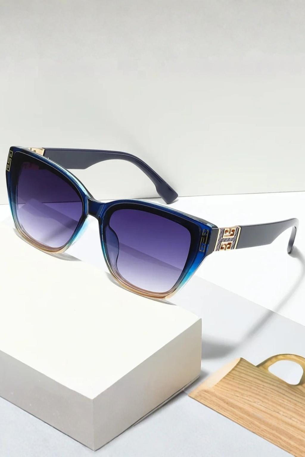 Lunettes de Soleil Femme Forme Œil de Chat et Finition Dorée aux Temples