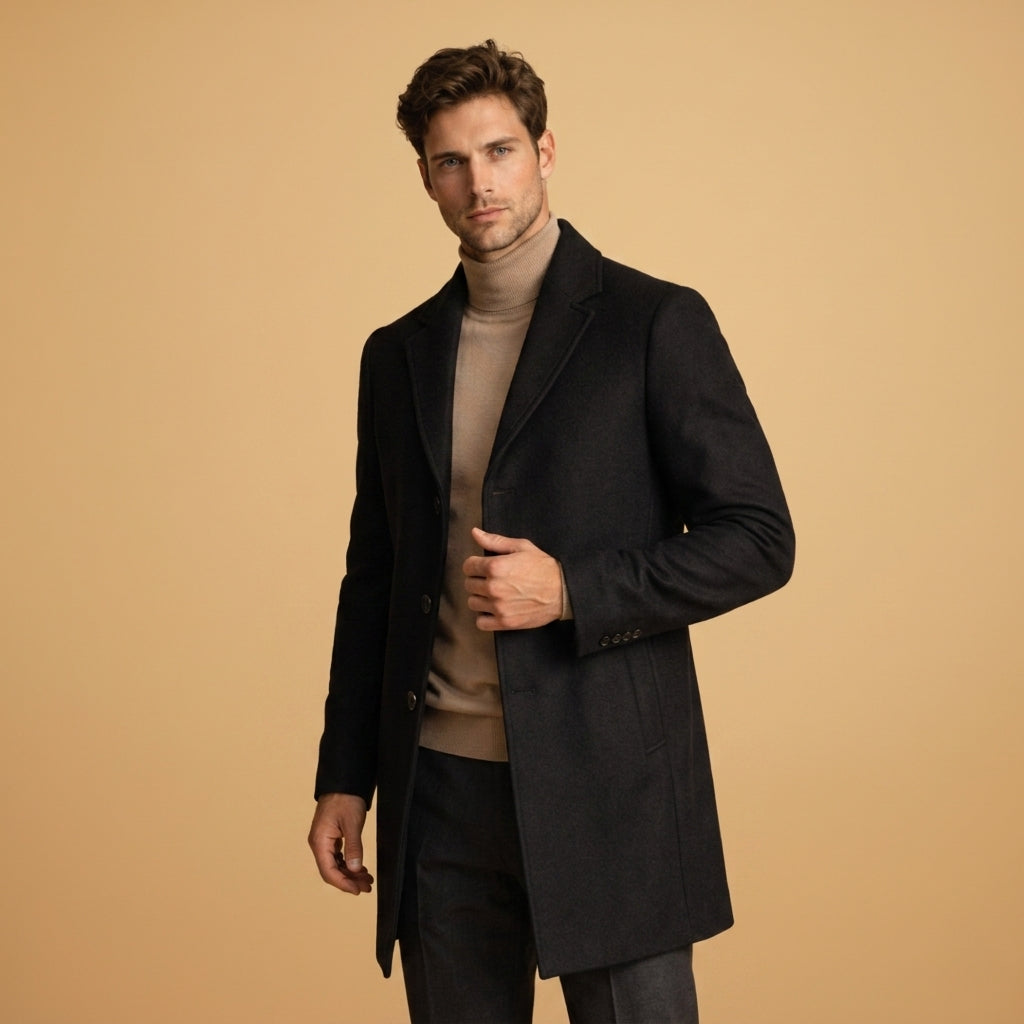 Cappotto da uomo in lana, taglio sartoriale lungo, chiusura con bottoni, adatto per l'ufficio.