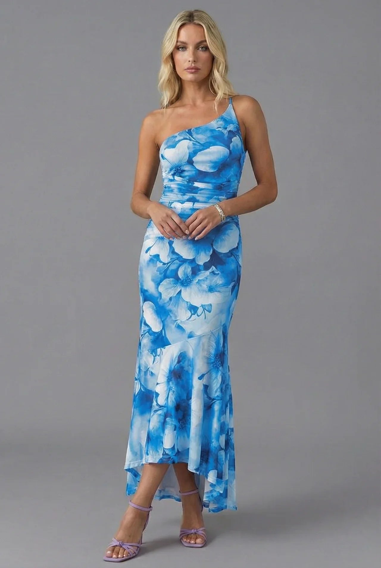 Rochie de bal tip sirenă asimetrică, cu umeri goi și imprimeu floral