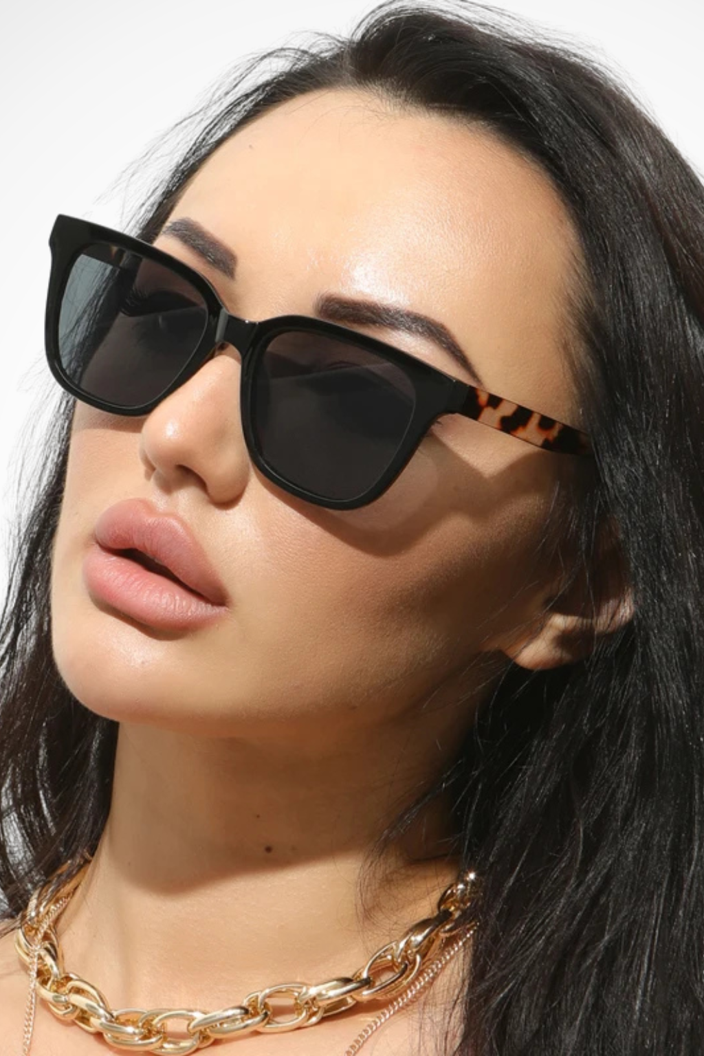 Gafas de sol con lentes cuadrados, amplia protección y patillas robustas
