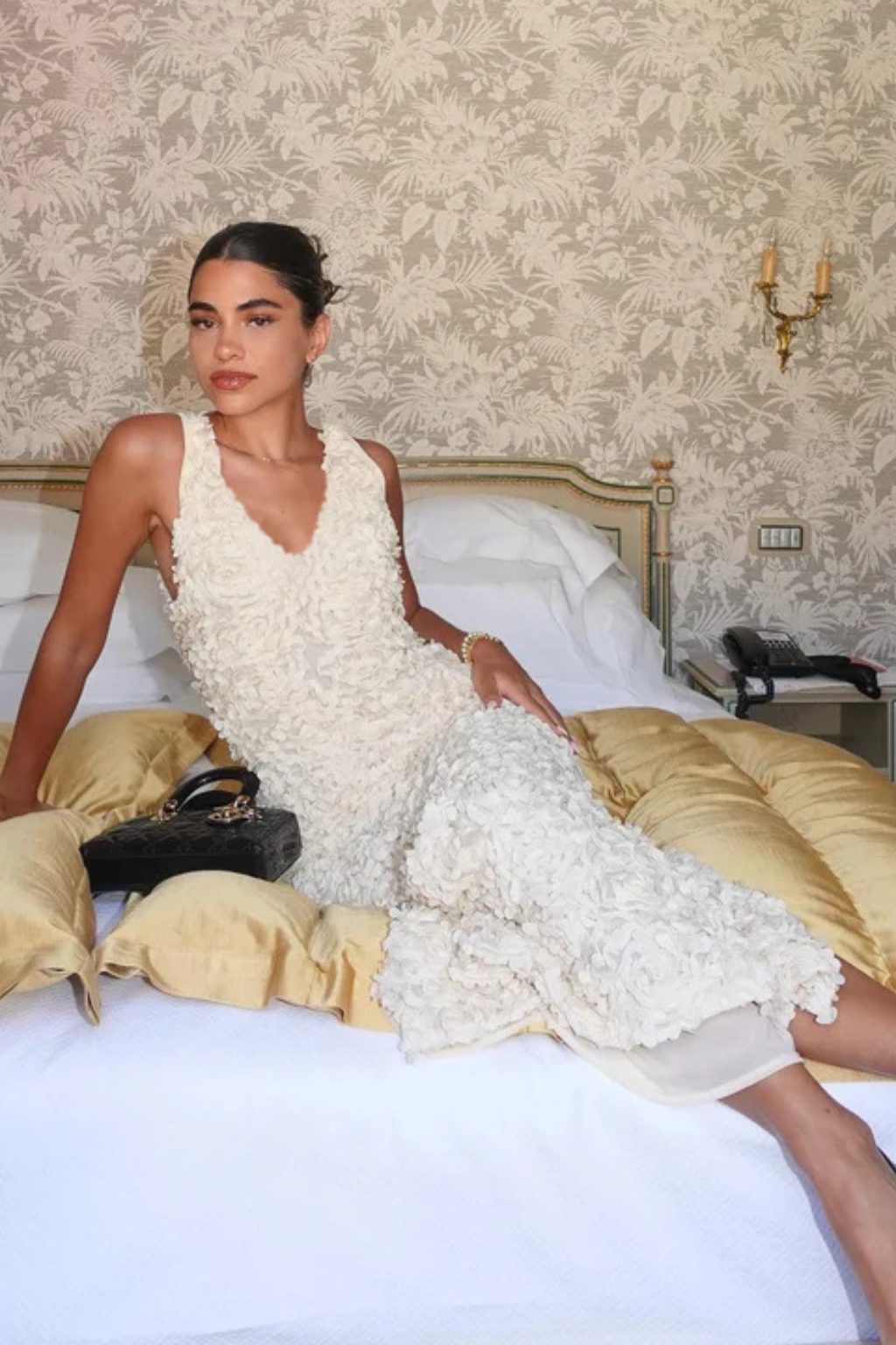 Rochie de cocktail mini cu textură florală în relief și decolteu în V fără mâneci