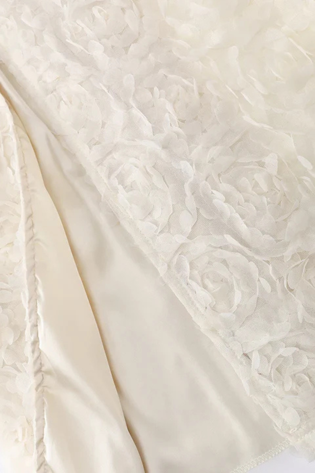 Rochie de cocktail mini cu textură florală în relief și decolteu în V fără mâneci