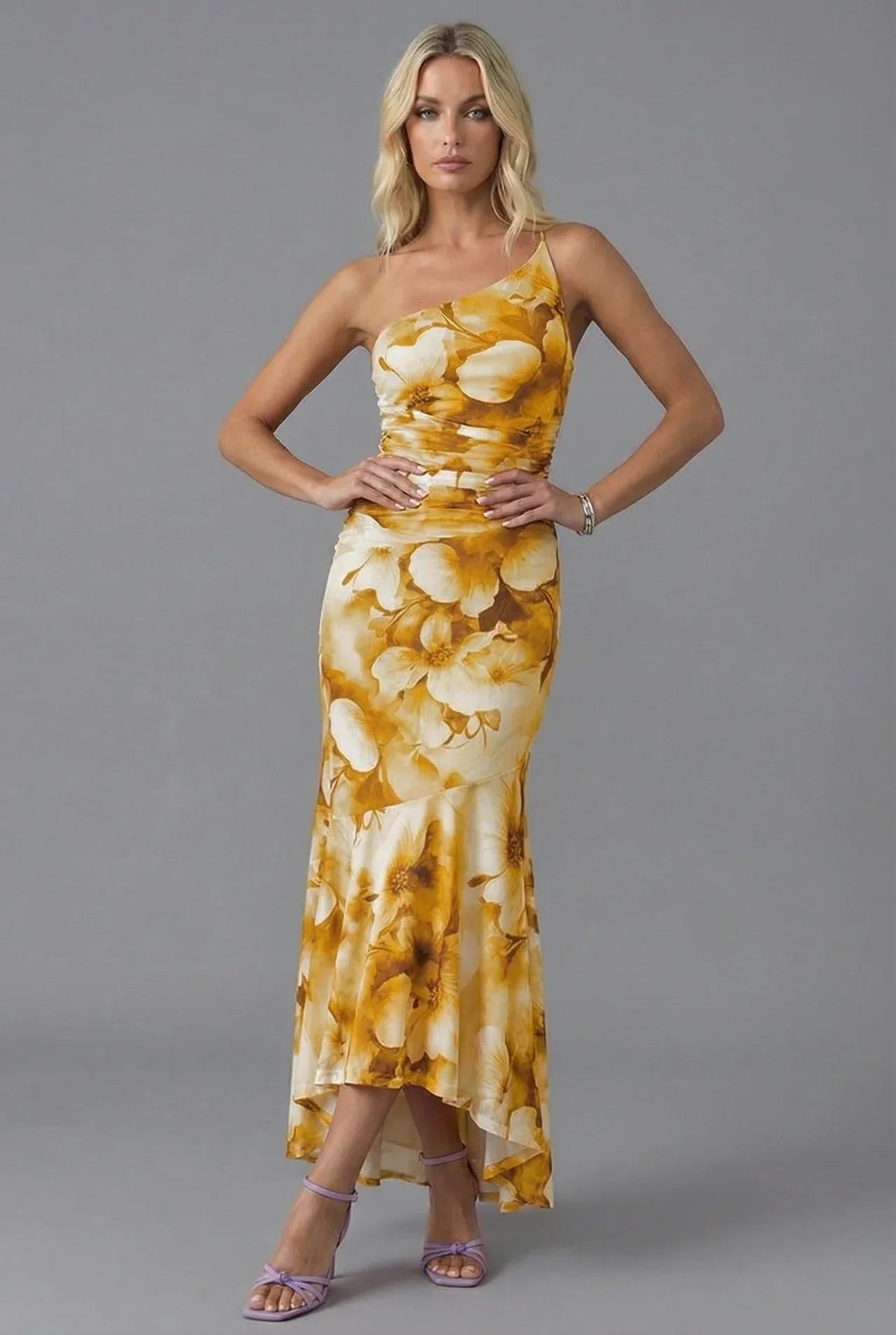 Rochie de bal tip sirenă asimetrică, cu umeri goi și imprimeu floral
