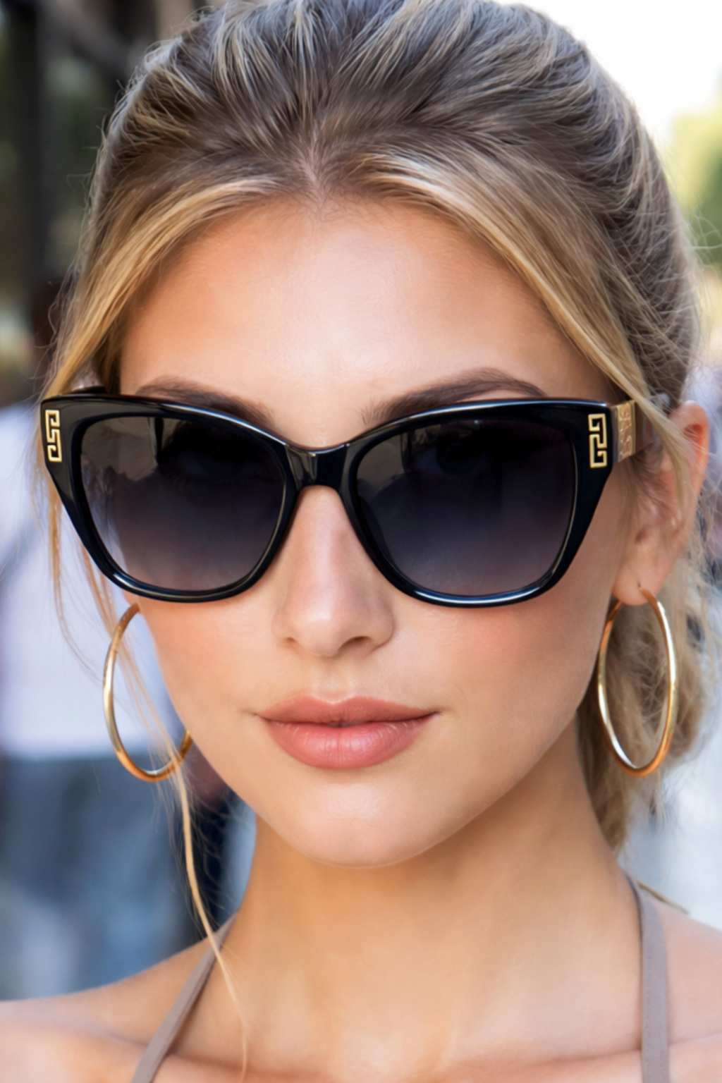 Lunettes de Soleil Femme Forme Œil de Chat et Finition Dorée aux Temples