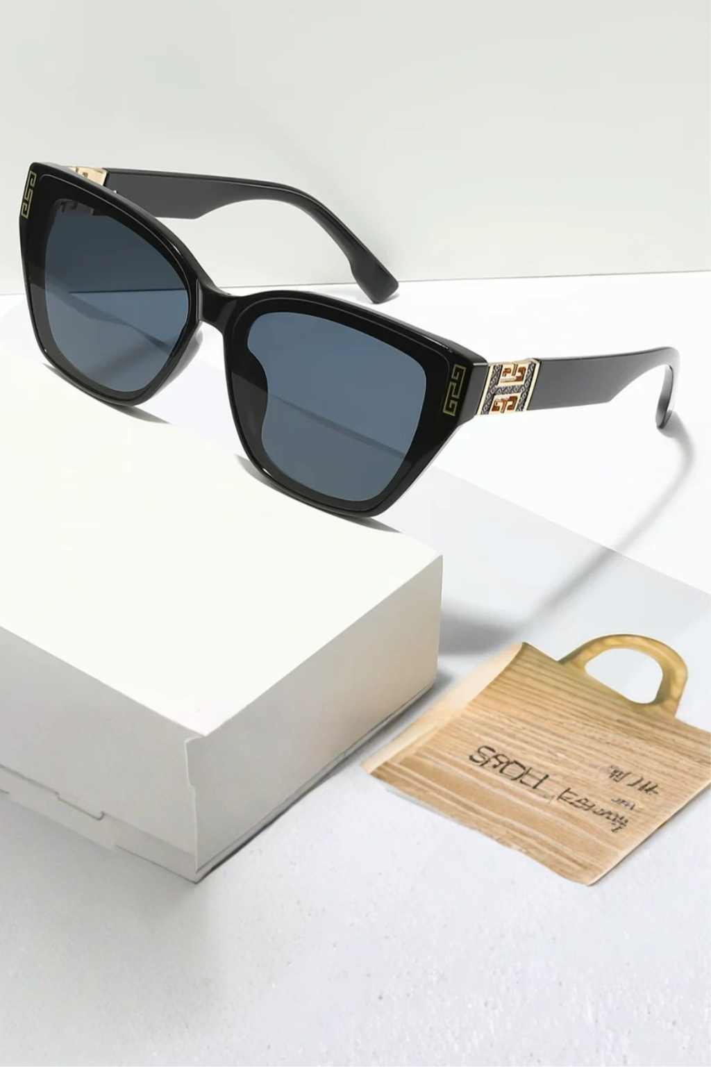 Lunettes de Soleil Femme Forme Œil de Chat et Finition Dorée aux Temples