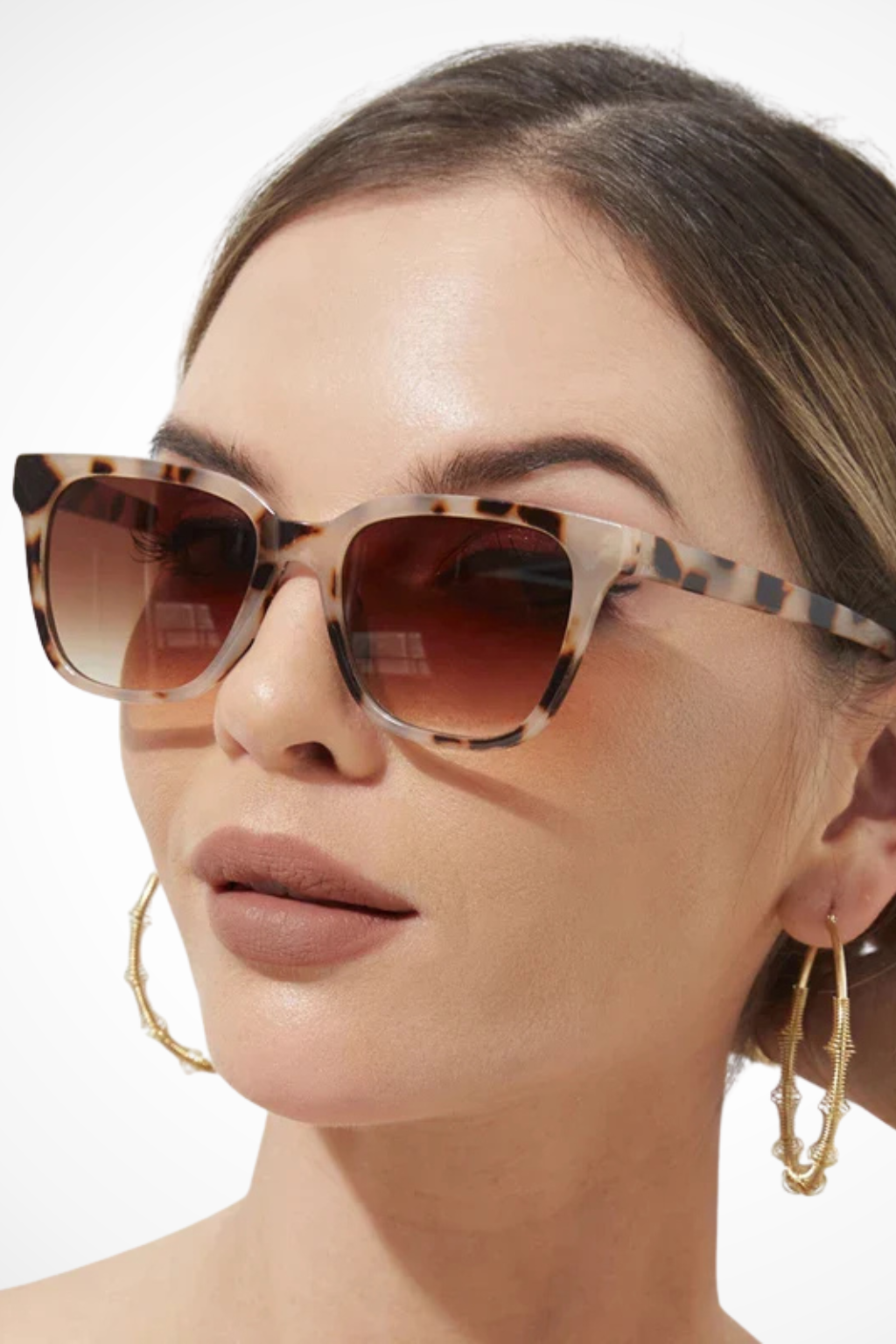 Gafas de sol con lentes cuadrados, amplia protección y patillas robustas