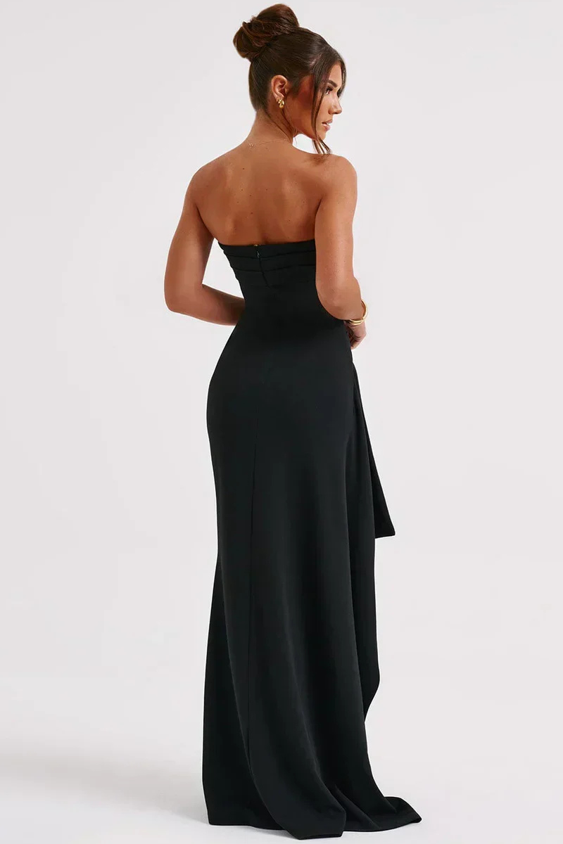 Rochie de nuntă lungă, croială conică, cu umeri goi și fustă cu șliț