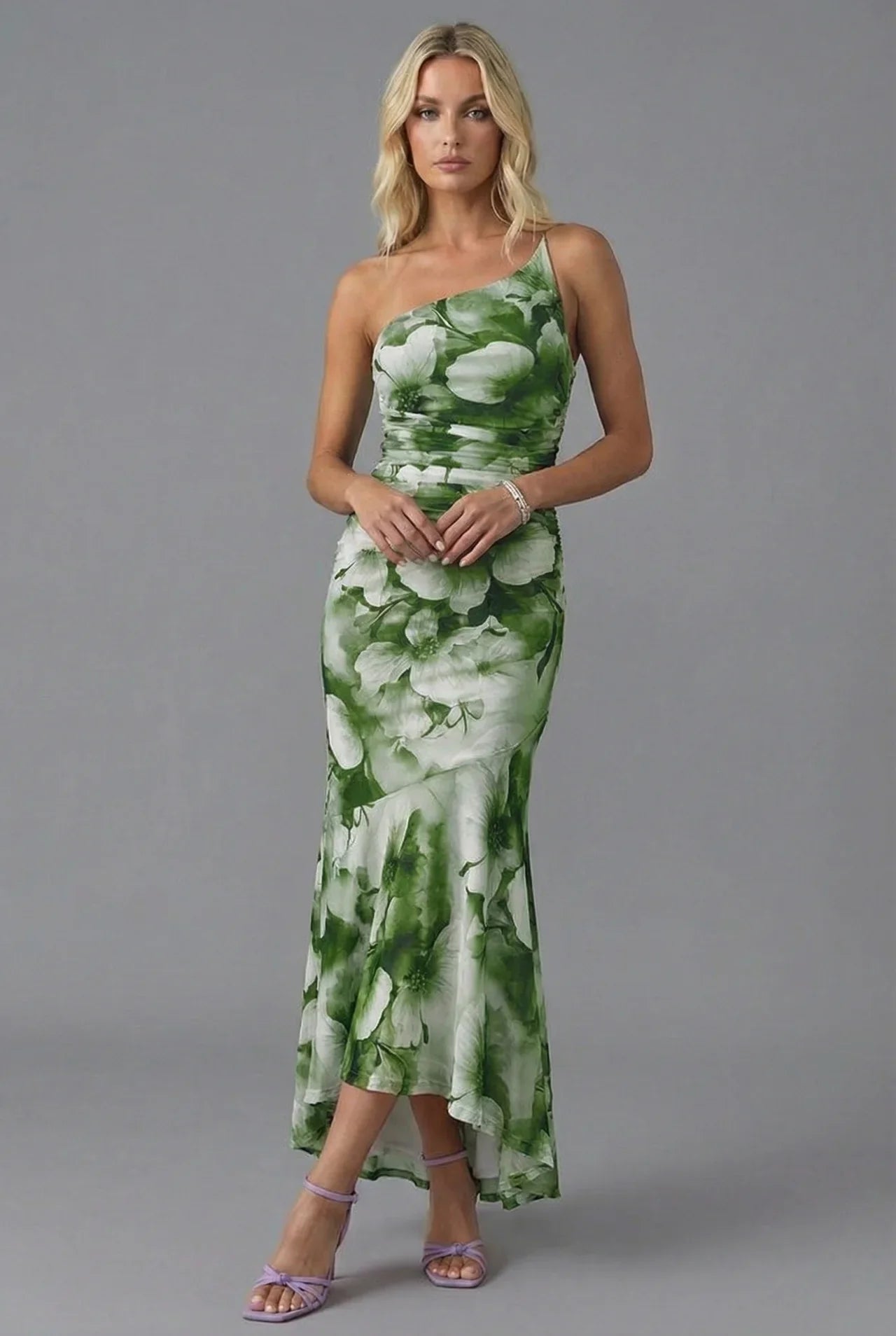 Rochie de bal tip sirenă asimetrică, cu umeri goi și imprimeu floral